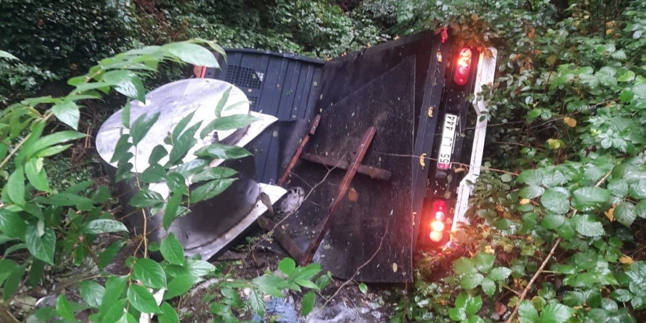 Kamyon şarampole yuvarlandı; 2 yaralı