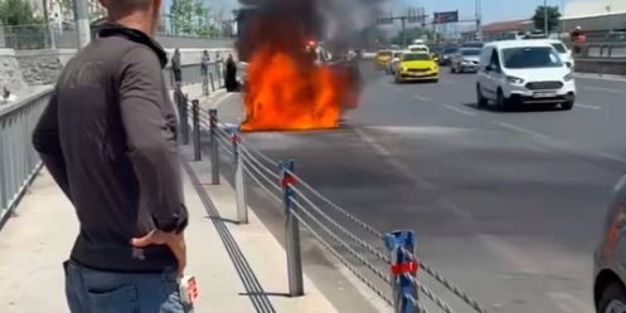 Fatih’te Seyir Halindeki Otomobil Alev Topuna Döndü