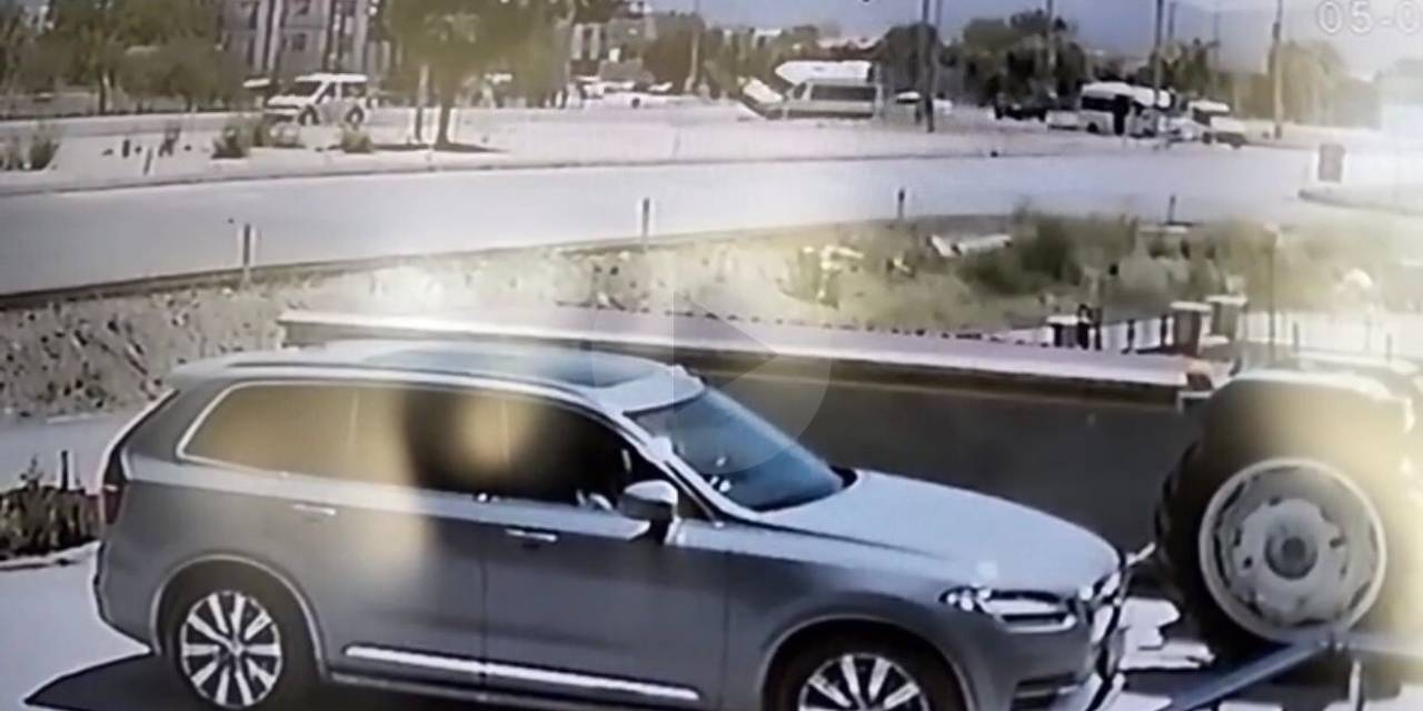 Otomobille Çarpışan Minibüs Devrilmekten Son Anda Kurtuldu: 3 Yaralı