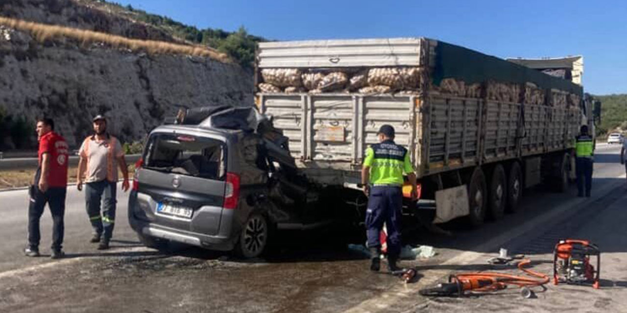Tıra çarpan hafif ticari araçtaki 1'i çocuk 5 kişi öldü