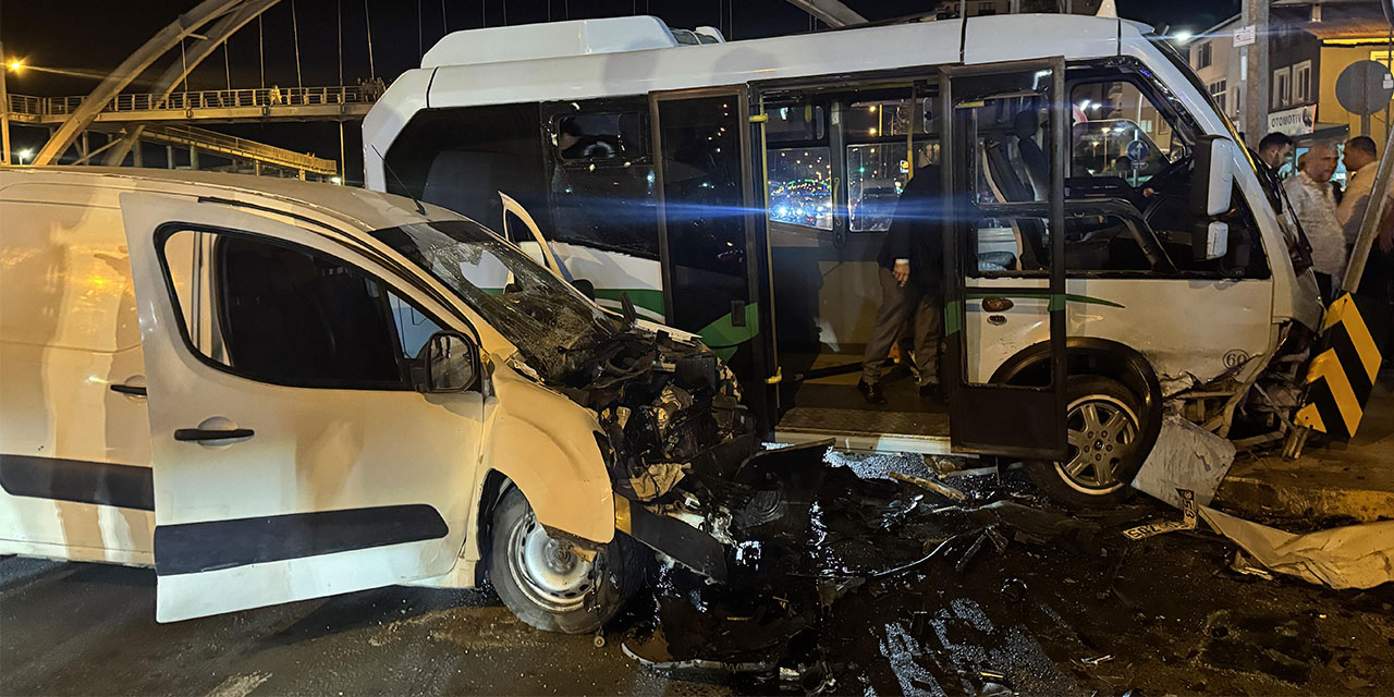 Rize'de minibüs ile hafif ticari aracın çarpıştığı kazada 10 kişi yaralandı