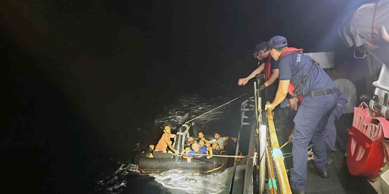 Yunanistan’ın Geri İttiği Can Sallarında 16 Düzensiz Göçmen Kurtarıldı