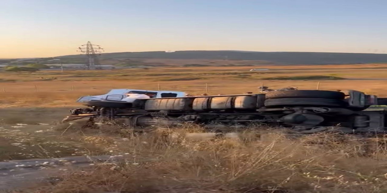 Kuzey Marmara Otoyolu'nda TIR devrildi: 2 ölü