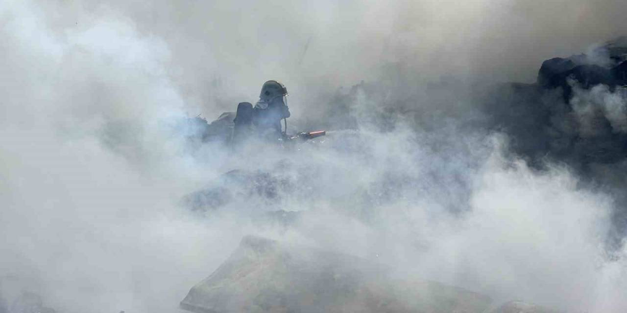 Sivas’ta Atık Malzemeler Alev Aldı, Dumanı Gökyüzünü Kapladı