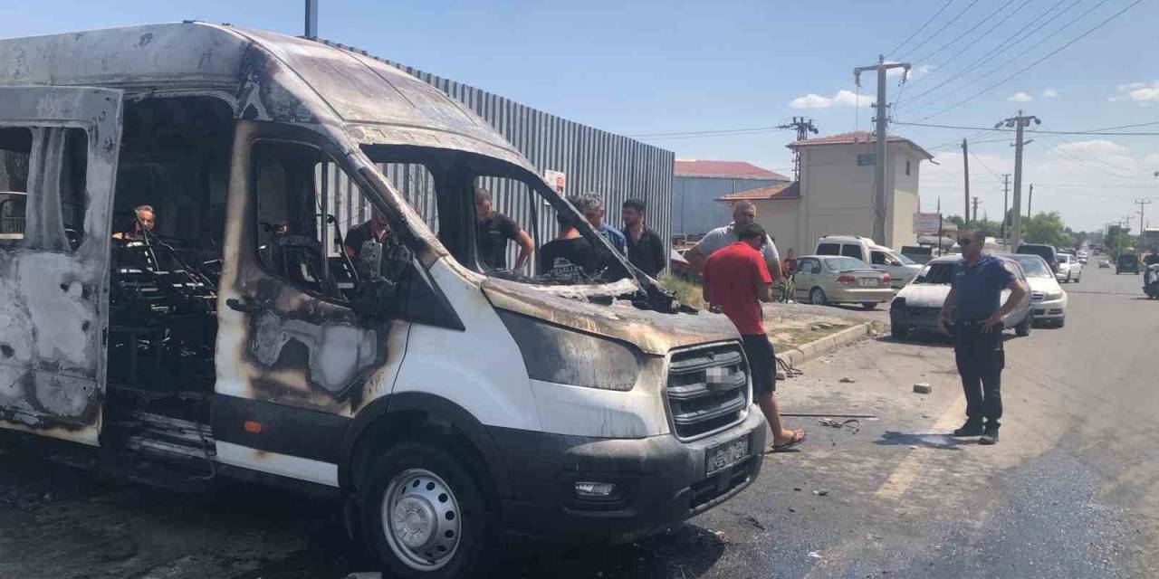 Kaynak Yapılan Minibüs Bir Anda Alev Aldı