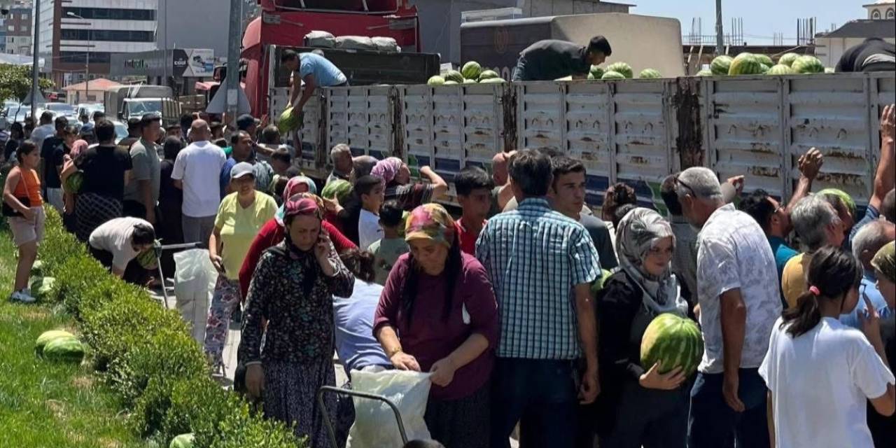 Başkandan Çiftçiye Destek, Vatandaşa Serinleten İkram