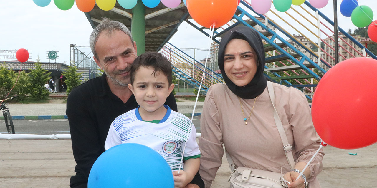 Rize'de kanseri yenen çocuk için gökyüzüne balonlar bırakıldı
