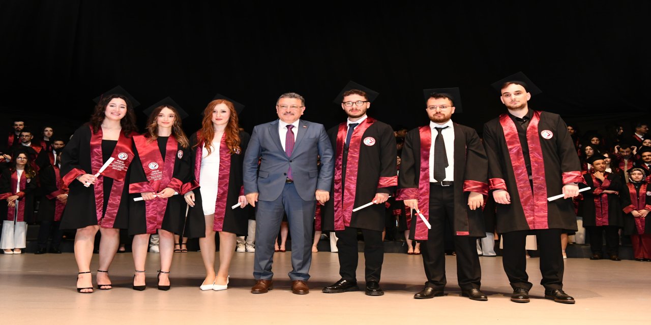 Başkan Genç, Hukuk Fakültesi Mezunlarına Tavsiyelerde Bulundu