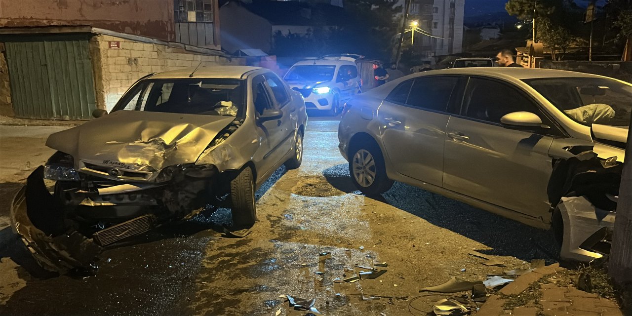 Sivas'ta iki otomobil çarpıştı: 6 yaralı