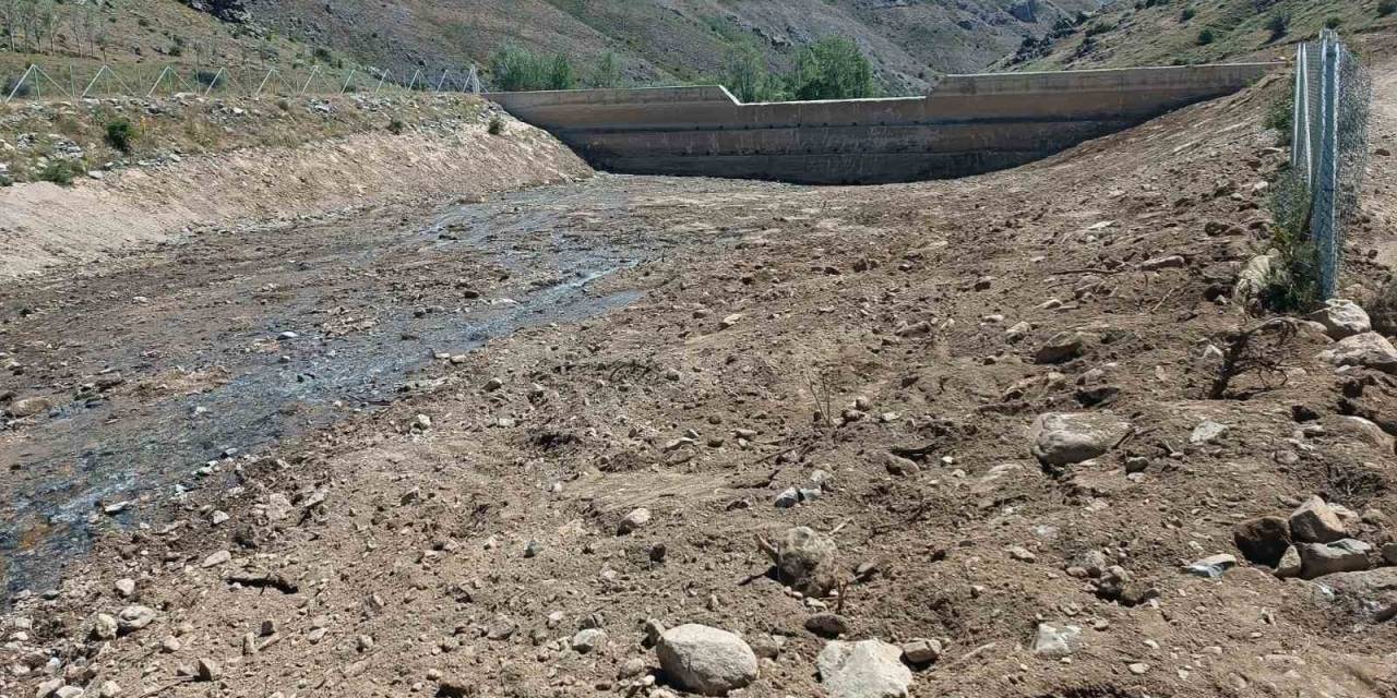 Bayburt Suludere Köyündeki Tersip Bendinde Temizlik Çalışmaları Tamamlandı
