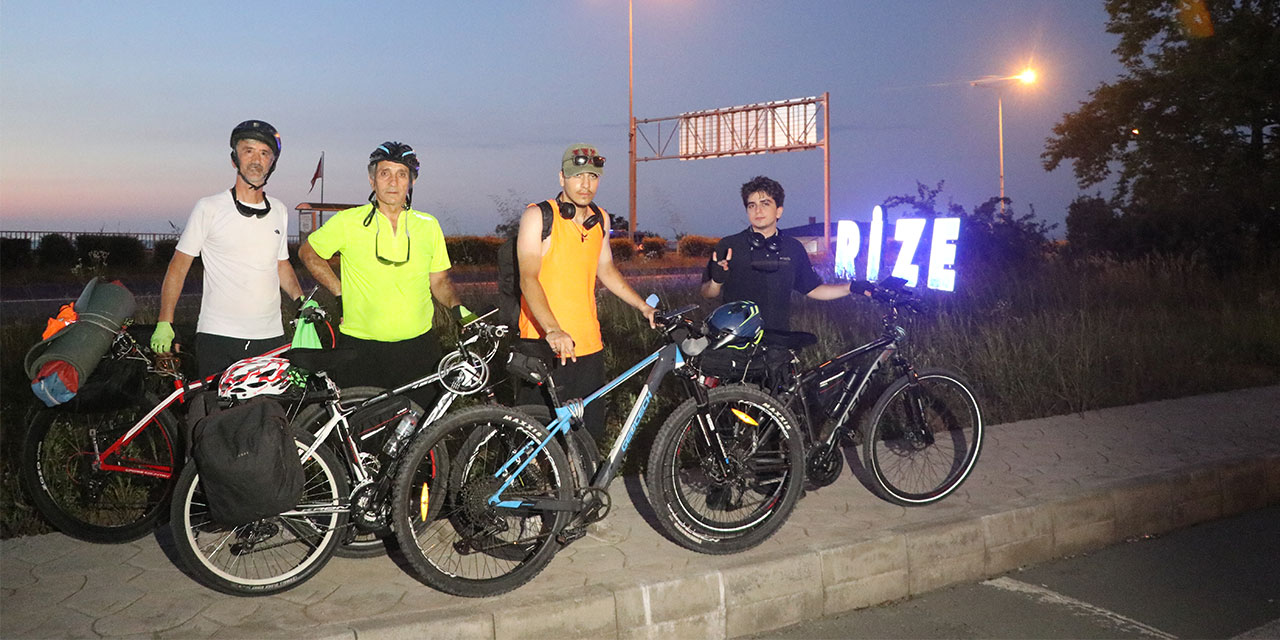Rizeli grup, 15 Temmuz'a ithafen Ankara'dan Rize'ye pedal çevirdi