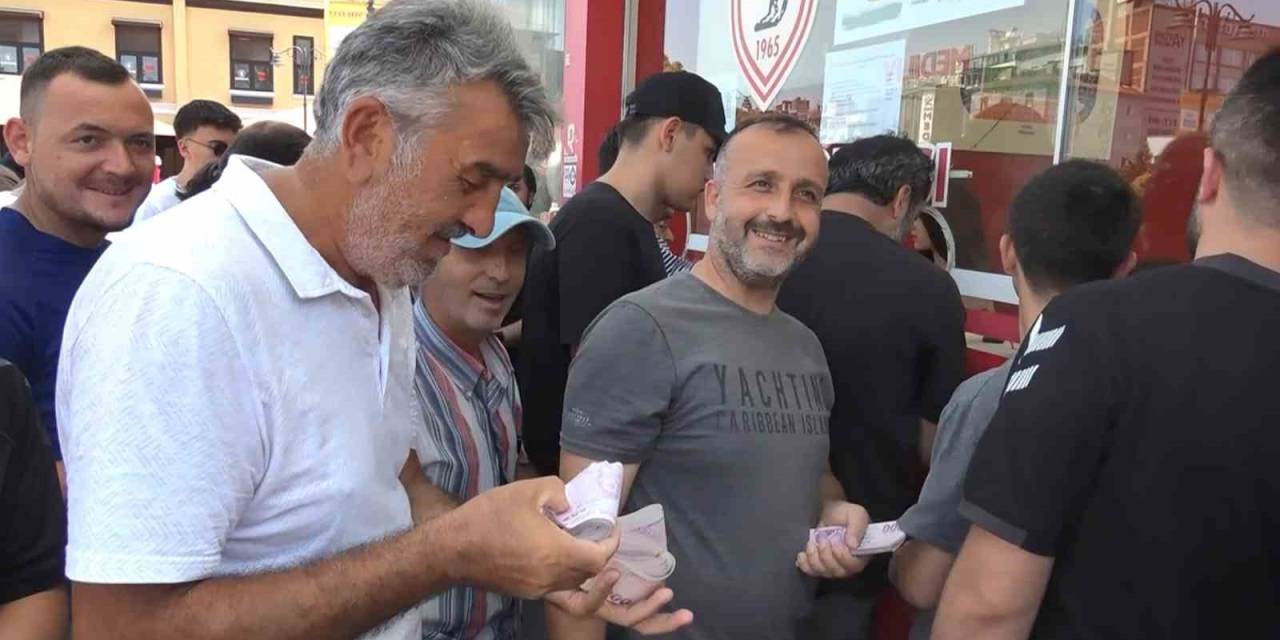 Samsunspor Taraftarlarının Kombine Alımı, Yeşilçam Film Sahnelerini Hatırlattı