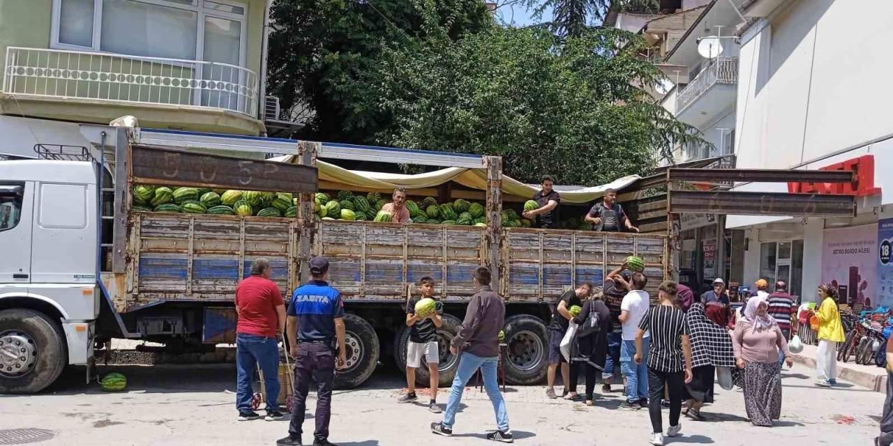 Hayırsever İş Adamı Vatandaşlara Ücretsiz 20 Ton Karpuz Dağıttı