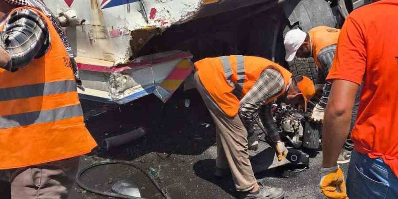 Şanlıurfa Otomobil Sulama Tankerine Çarptı: 1 Ölü