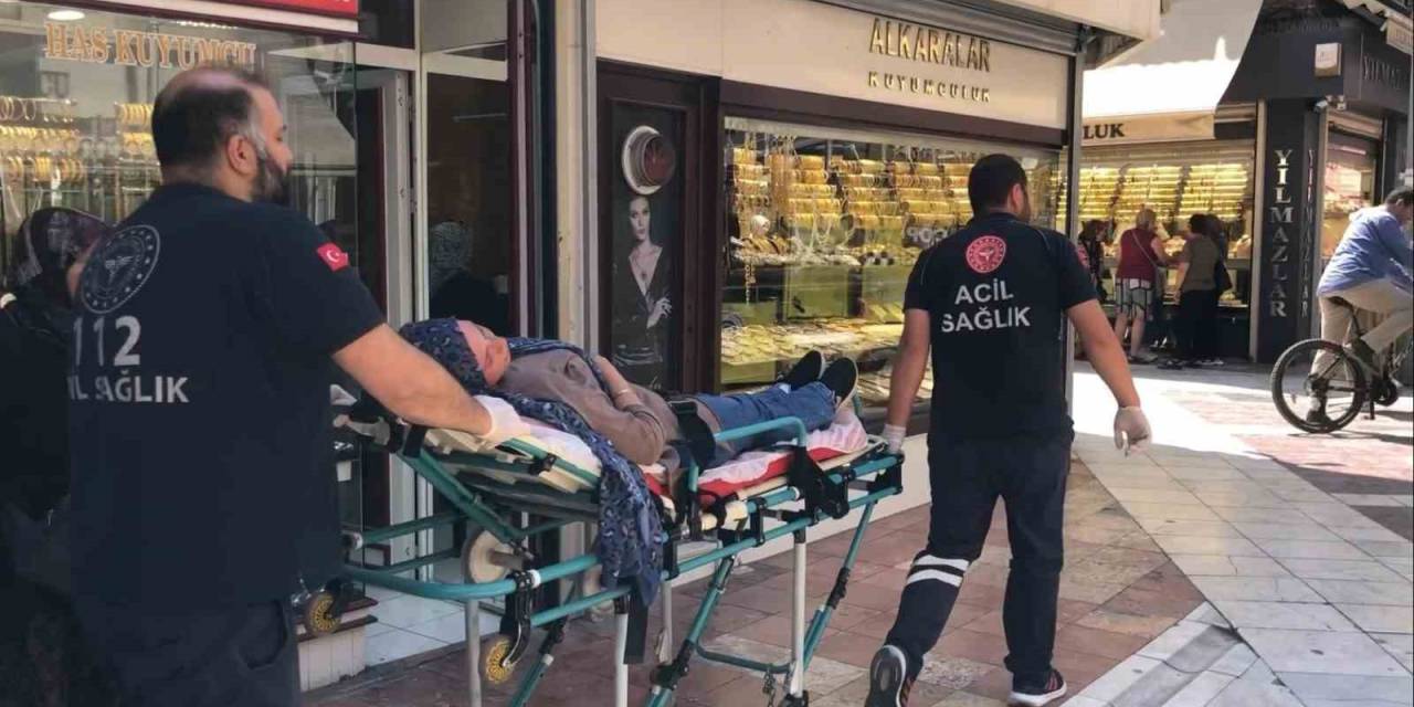 Giyim Mağazası Önünde Aniden Bayıldı, Hastaneye Kaldırıldı