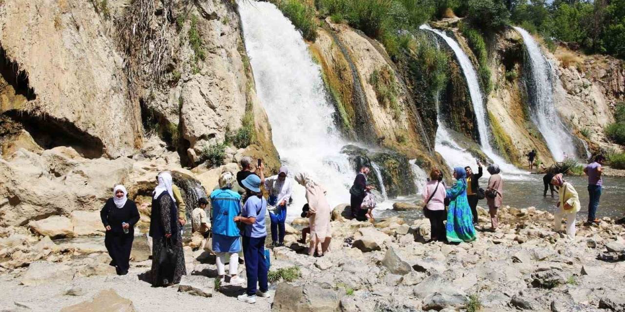 Van Büyükşehir Belediyesi Yaşlılara Moral Gezisi Düzenledi