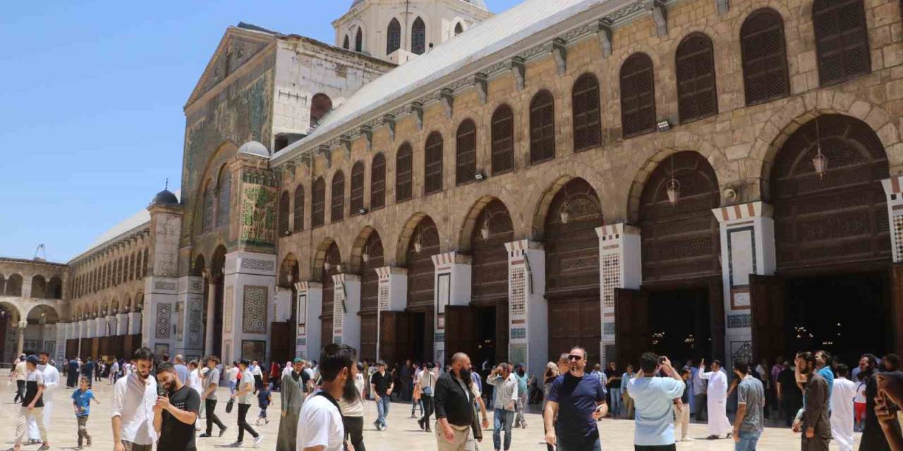 Suriyeliler Cuma Namazını Kılmak Üzere Tarihi Emevi Camii’ne Akın Etti