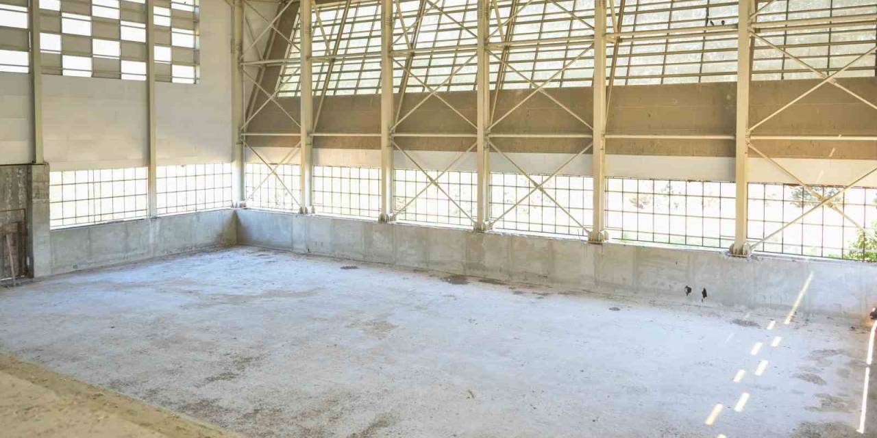 Esenyurt’ta Yarım Kalan Spor Tesisi Tamamlanıyor