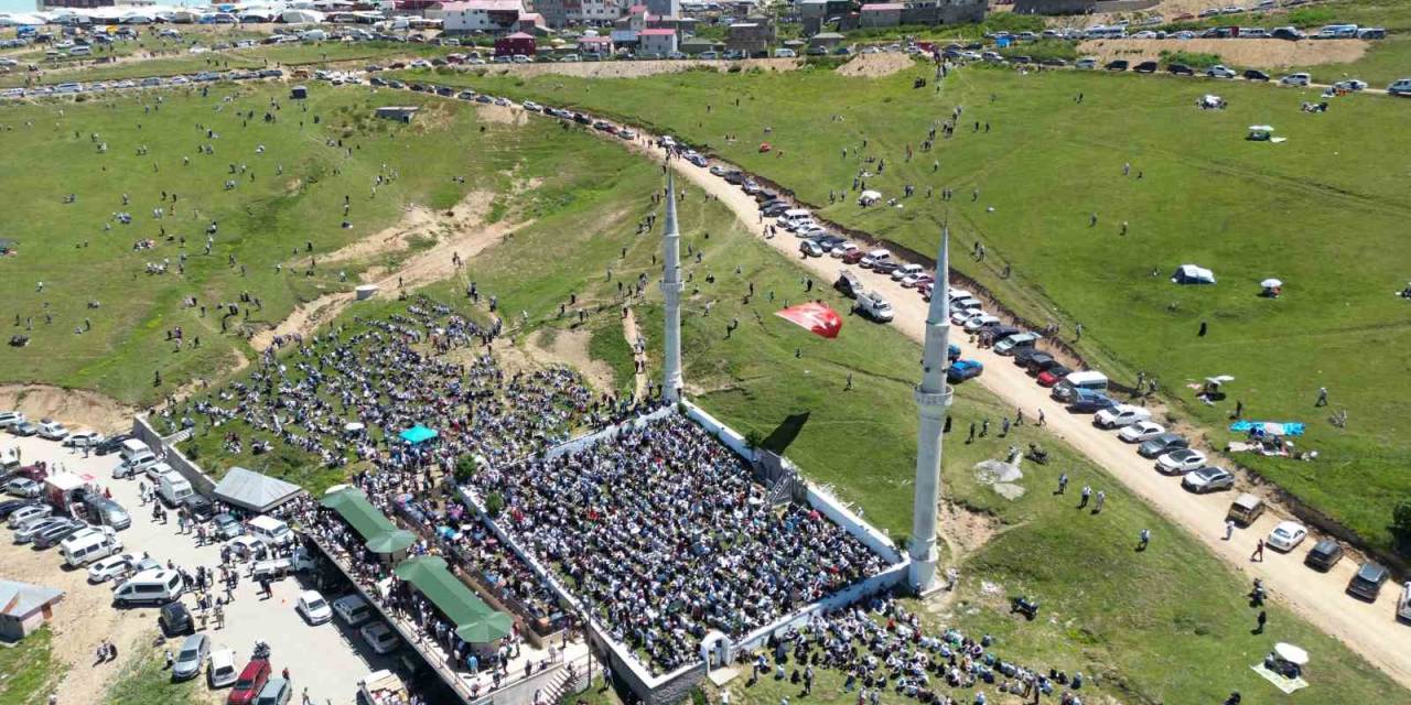 Binlerce Kişi Kadırga Yaylası’nda Otçu Şenliği İçin Bir Araya Geldi