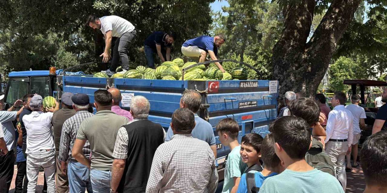 Tokatlı Genç, Dedesinin Hayrına Tonlarca Karpuz Dağıttı