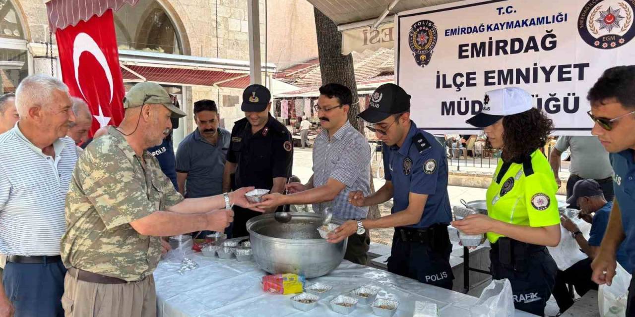 Polislerden Vatandaşa Aşure İkramı