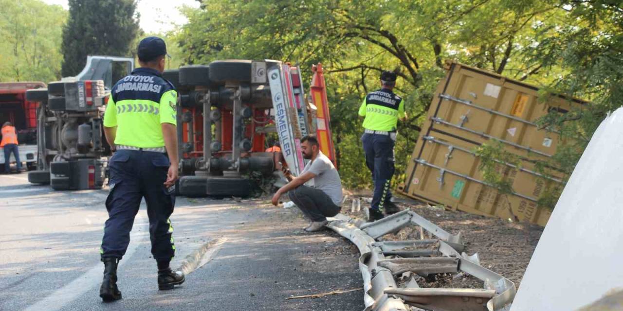 Anadolu Otoyolu’nda Tır Devrildi: Sürücü Kazayı Yara Almadan Atlattı
