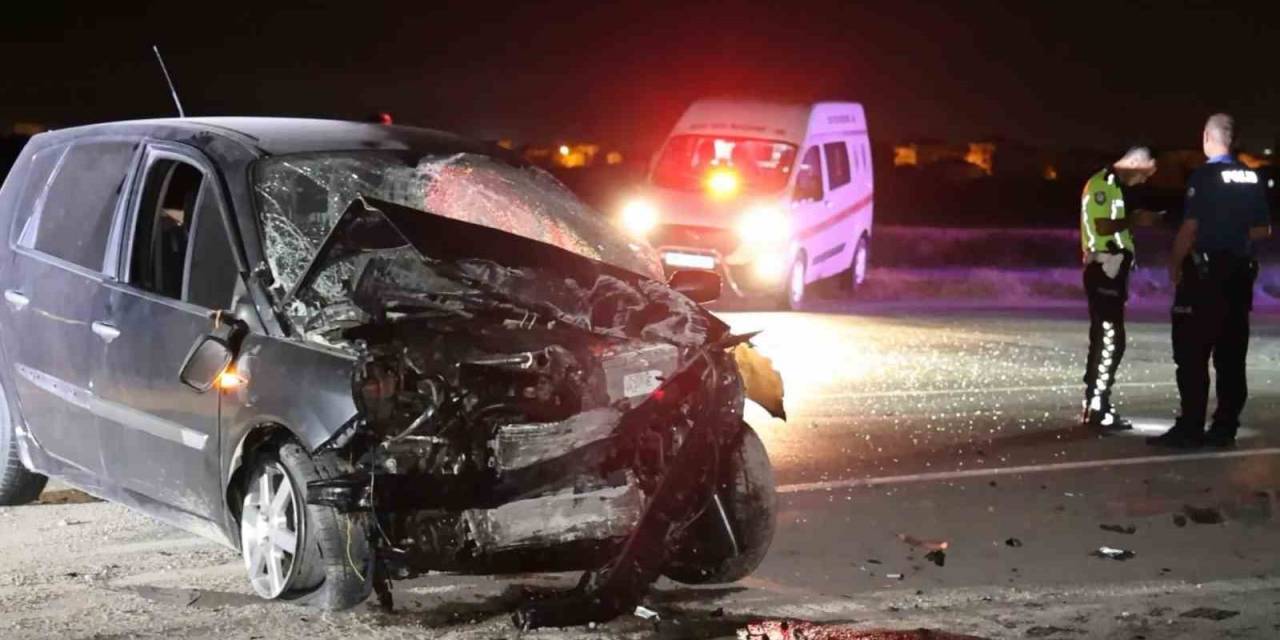 Duvara Çarpıp Yola Savrulan Otomobilin Sürücüsü Kurtarılamadı