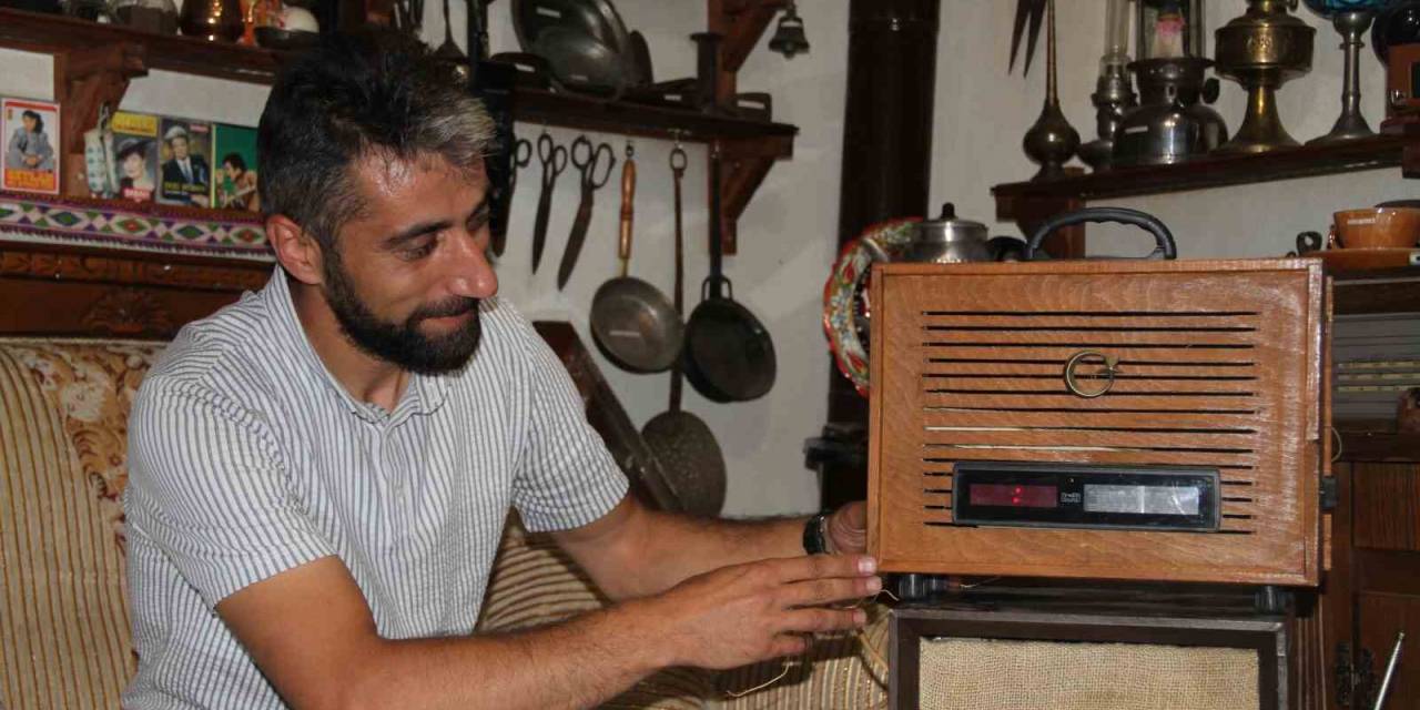 Atık Malzemeler Nostaljik Radyolara Dönüşüyor