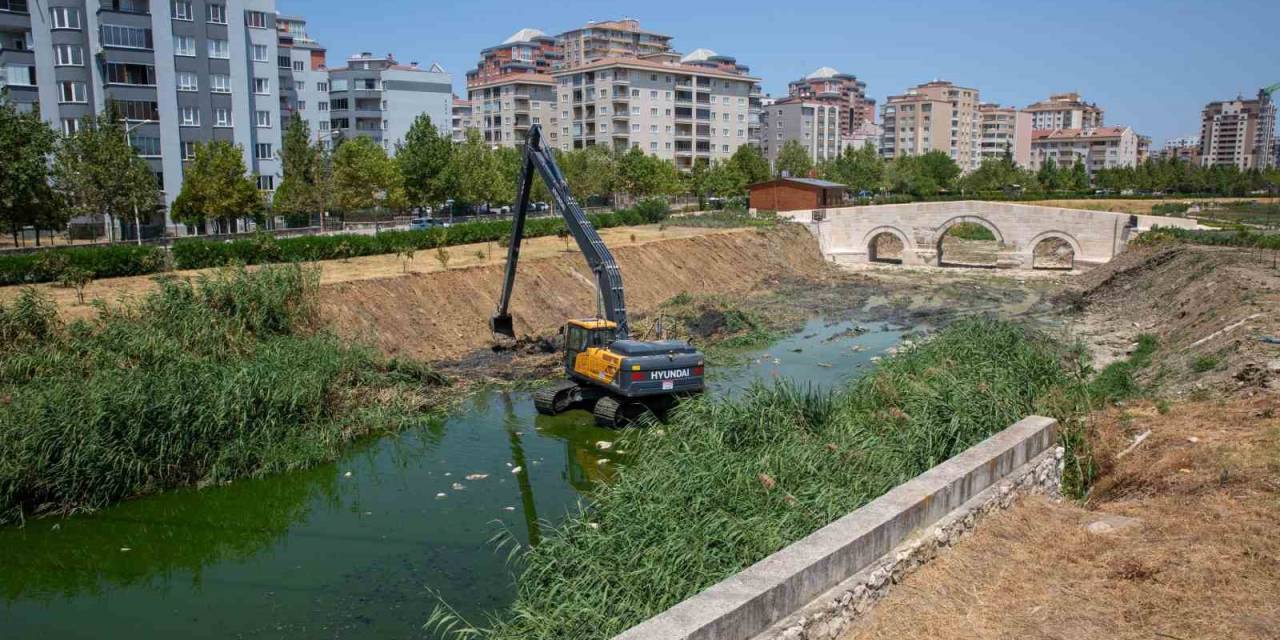 Büyükşehir’den Ayvalı Dere’de Temizlik Ve Islah Çalışması