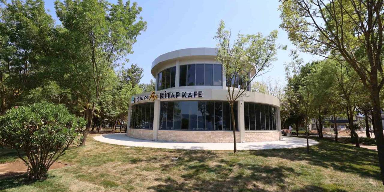 Başiskele Sahili’ne Kitap Kafe Açıldı