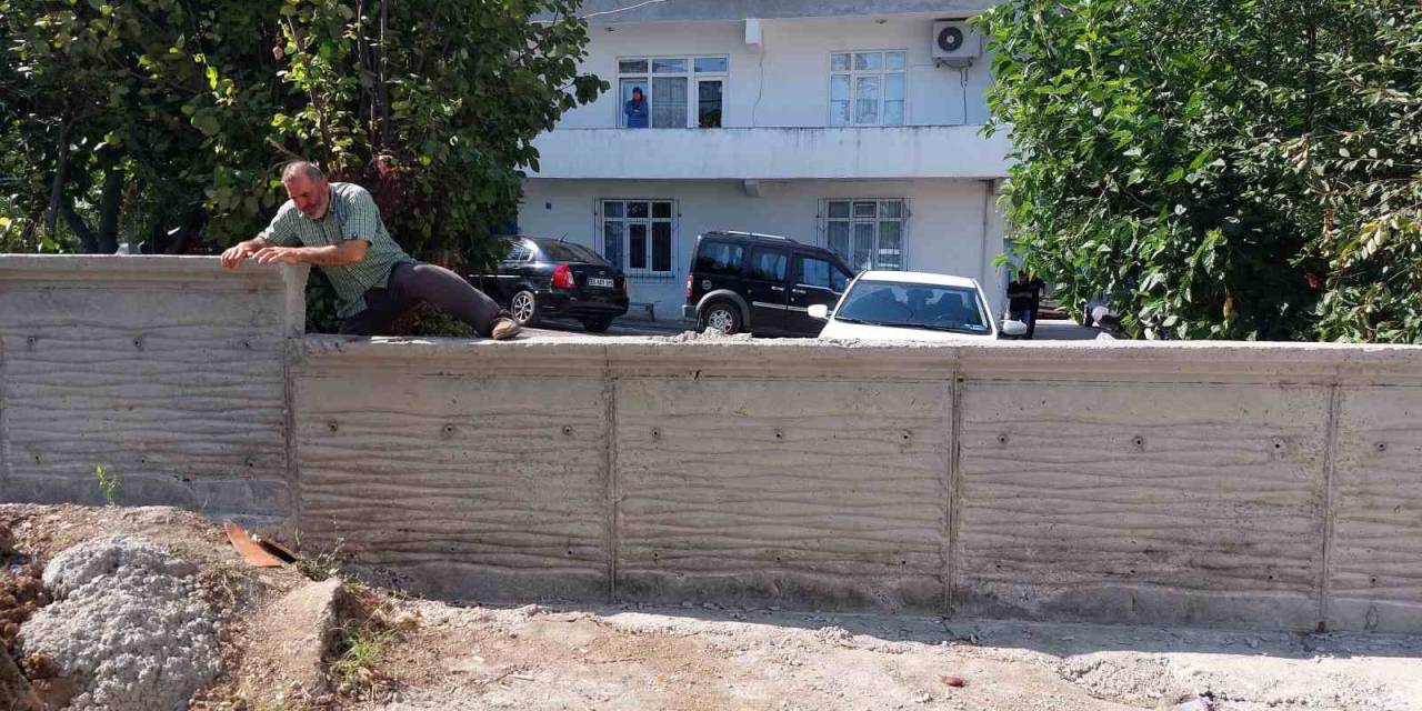 "Tapulu Arsam" Diyen Vatandaşın Beton Duvarla Kapattığı Yol İş Makinesiyle Açıldı