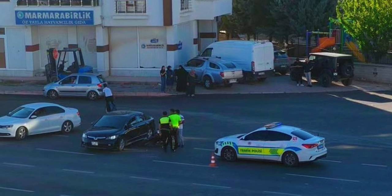 Otomobile Çarpan Motosikletin Sürücüsü Yaralandı