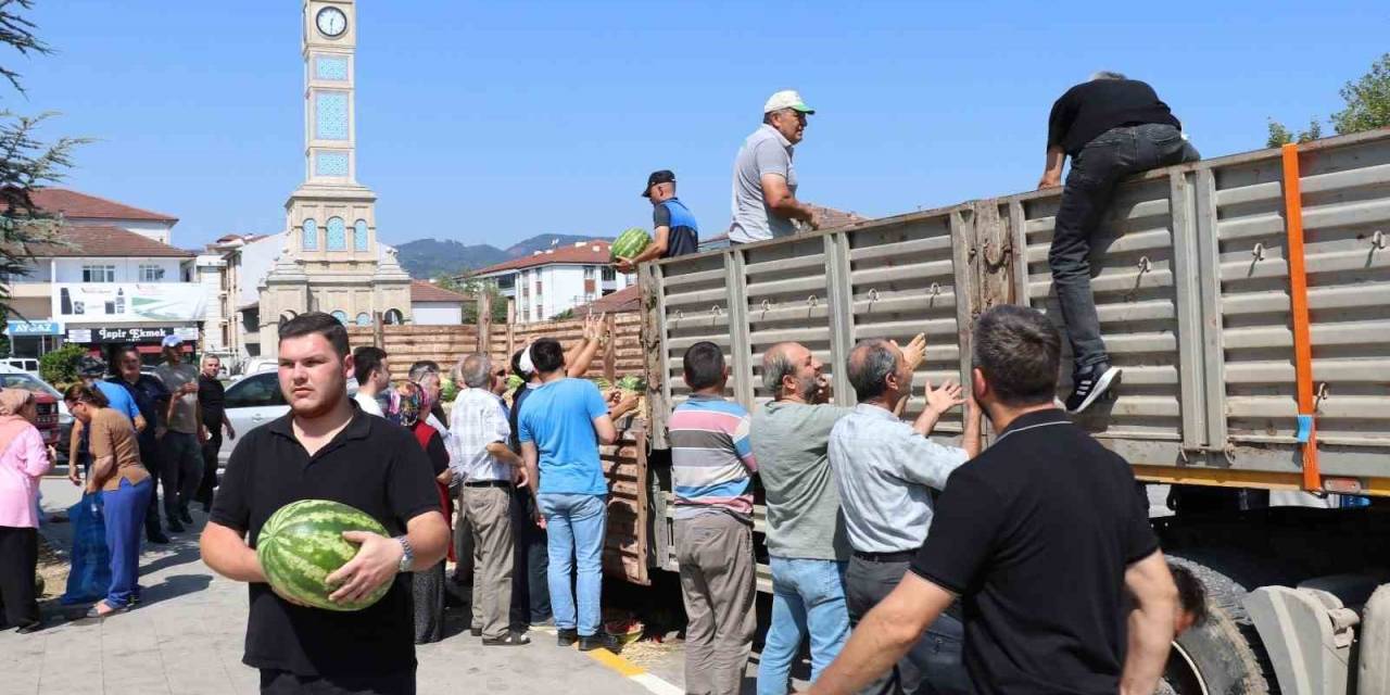 Cumayeri Belediyesi 1 Tır Karpuz Dağıttı