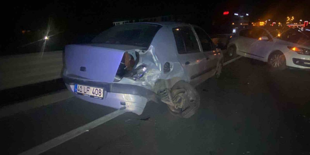 İzmit’te İki Otomobil Çarpıştı