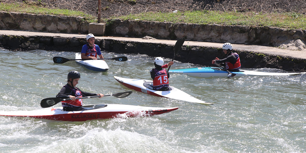 Rize'de Akarsu Kano Slalom ve Kayak Cross Türkiye Şampiyonası yapıldı