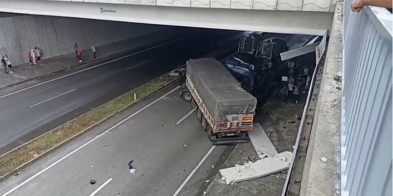 Kastamonu'da karşı yöne geçen otomobil, TIR'a çarptı; 3 ölü, 5 yaralı