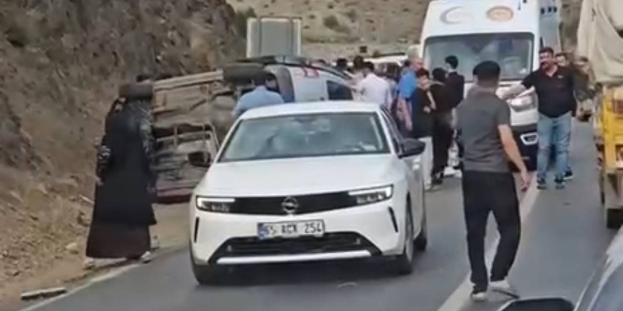 Yüksekova-van Kara Yolunda Kaza: 5 Yaralı