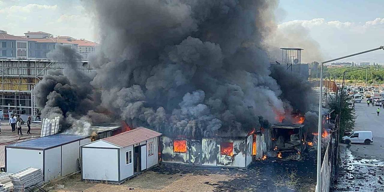 Malatya’da Hırdavat Malzemelerinin Satıldığı İş Yerinde Yangın