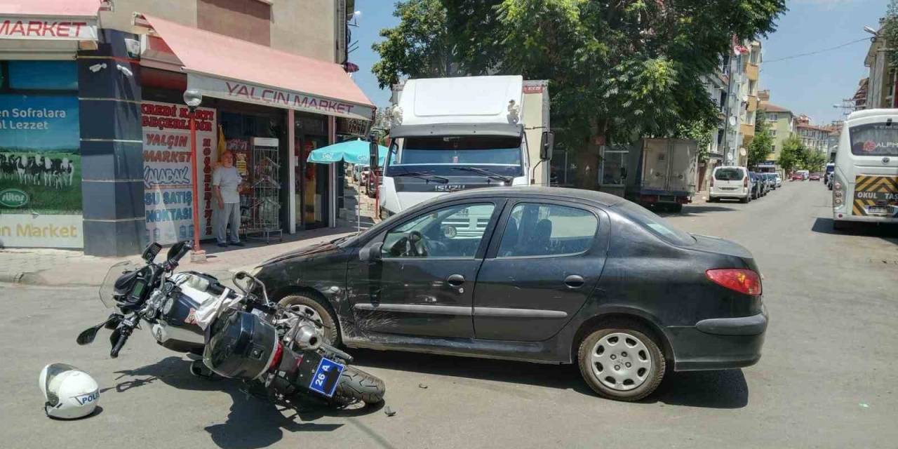 Motosikletli Polis Aracına Otomobil Çarptı