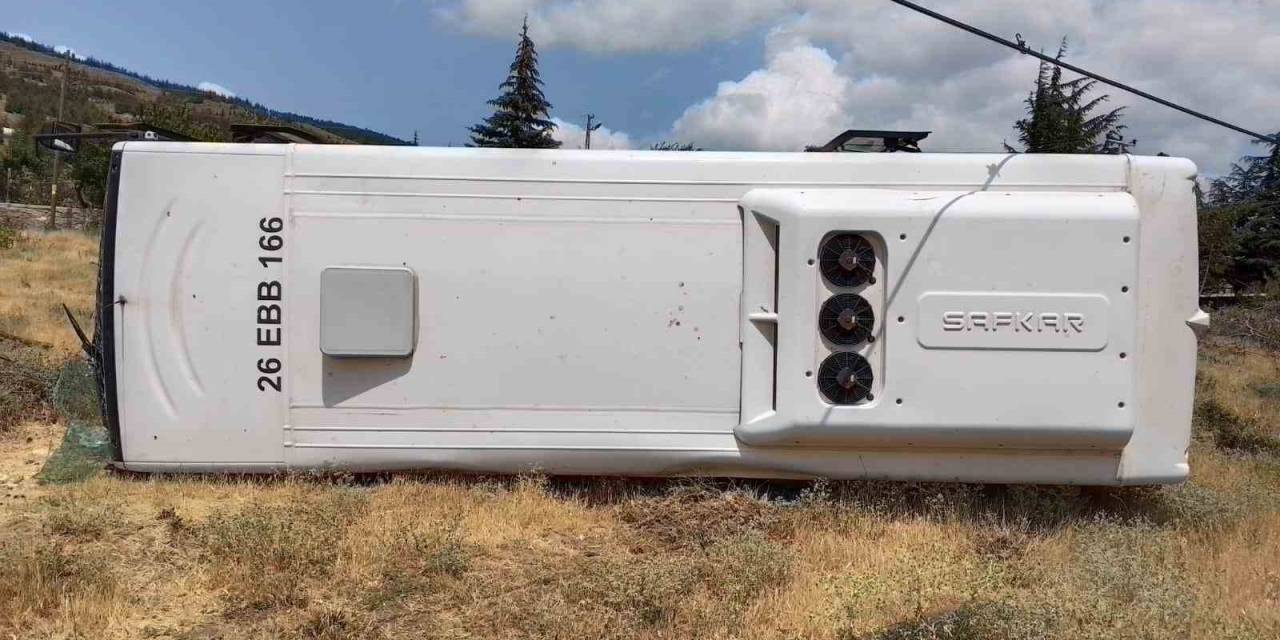 Belediye Otobüsü Devrildi: 3 Yaralı