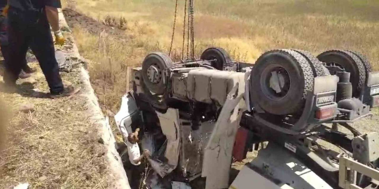 Şanlıurfa’da Kum Kamyonu Şarampole Devrildi: 2 Yaralı