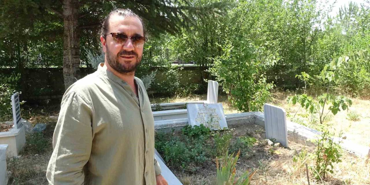 Tavşanlı’da Mezarlık İçinde Kendisini Sevdiren Karga Şaşırttı