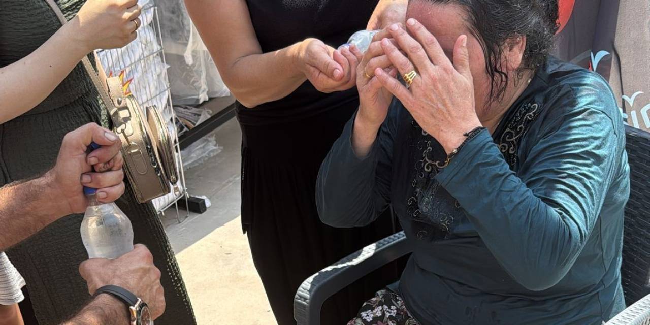 Mersin’de Mağaza Açılışında İzdiham, Yaşlı Kadın Fenalık Geçirdi