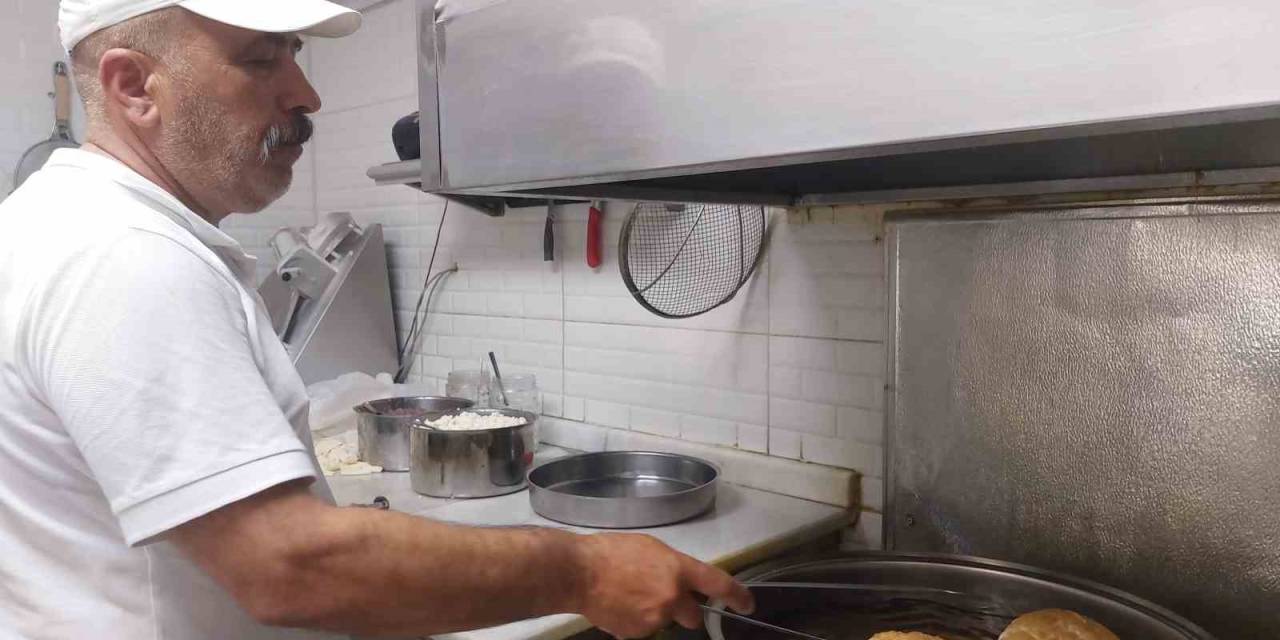 Sıcak Havalarda Güçlükle Çalışan Çibörek Ustasının Motivasyon Kaynağı Misafirler