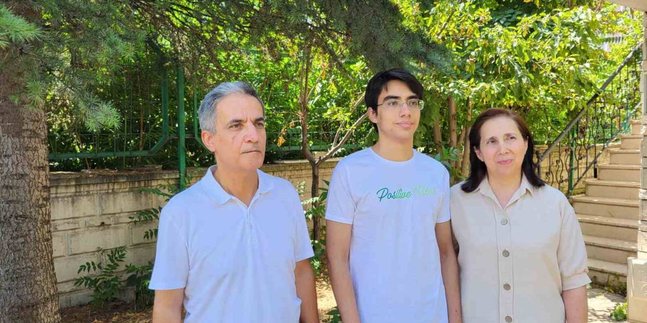 Bahçeşehir Koleji İzmir 50. Yıl Kampüsü Öğrencisi Mehmet Sarak, Yks İngilizce Birincisi Oldu