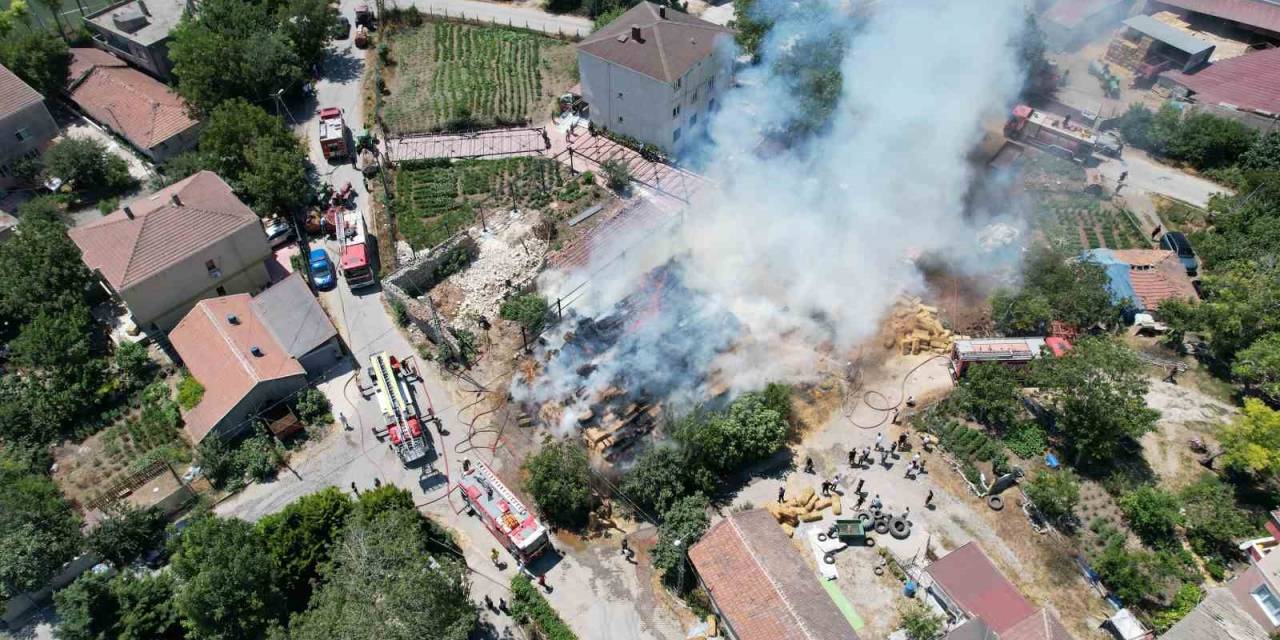 Arnavutköy’de Yangın: Çiftçinin Biriktirdiği Saman Balyaları Küle Döndü