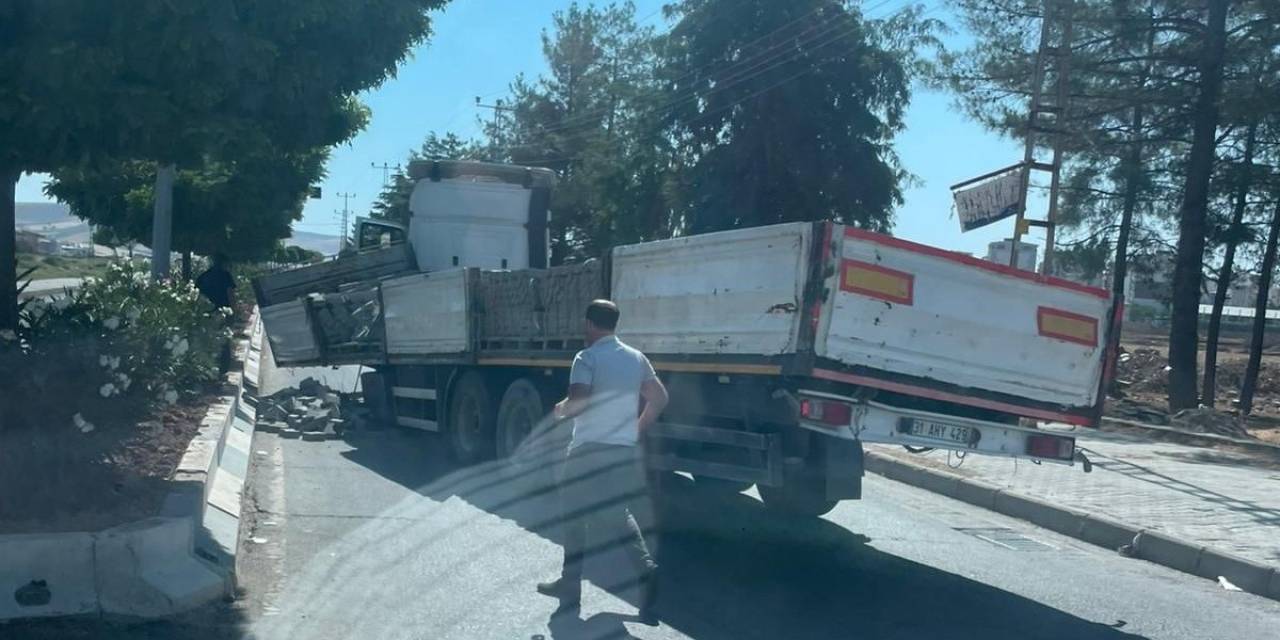 Tırın Dorsesi Araçtan Ayrıldı, Facia Kıl Payı Atlatıldı