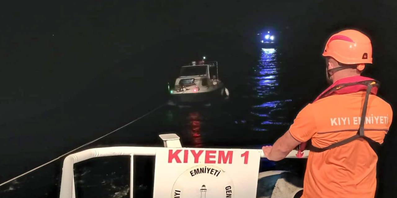 Çanakkale Boğazı’nda Dümen Arızası Nedeniyle Sürüklenen Tekne Kurtarıldı
