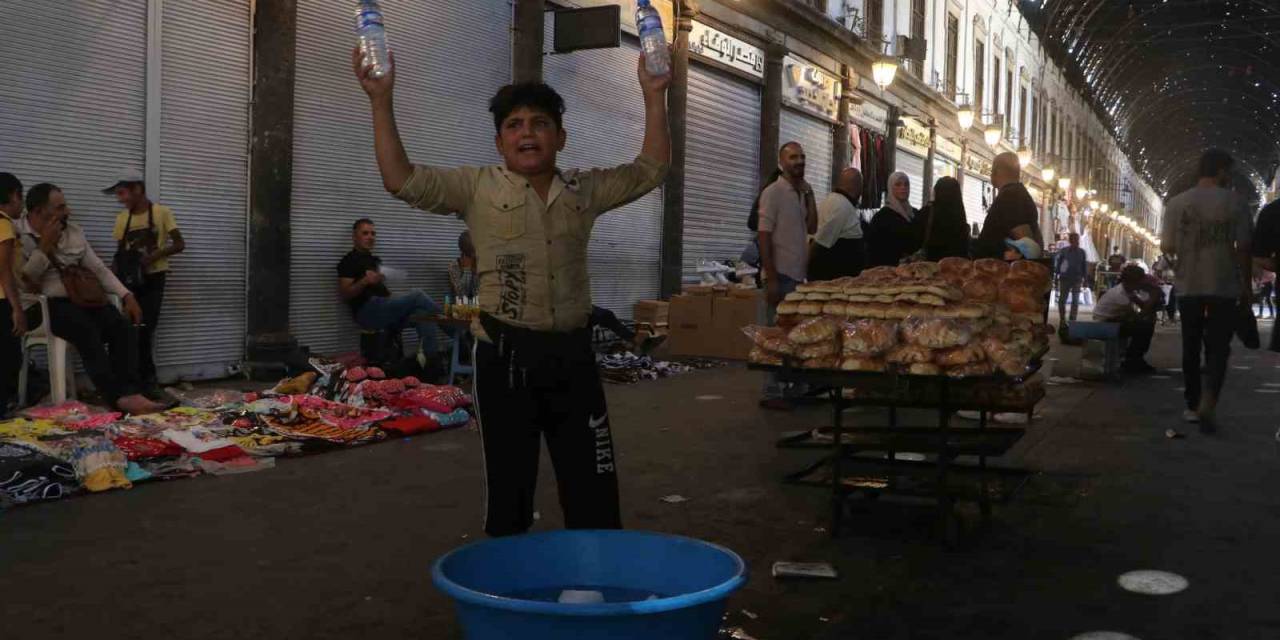 Savaşın Çocukları Soğuk Meşrubat Satarak Ailelerine Destek Oluyor