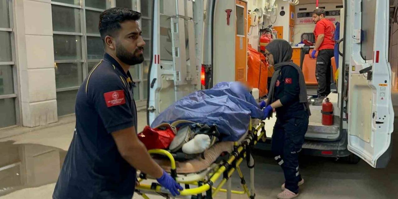 Traktörün Çarptığı Bahçe Kapısının Altında Kalan Kadın Yaralandı